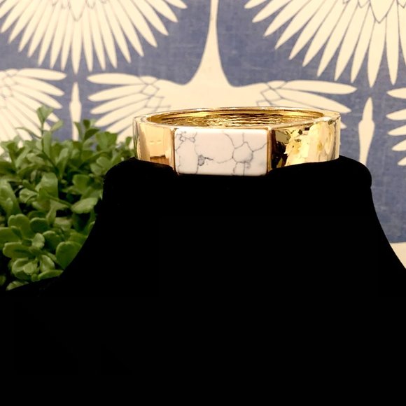 Banana Republic Shiny Gold Hexagon Howlite Cuff Bracelet NWT 62 - Picture 4 of 12